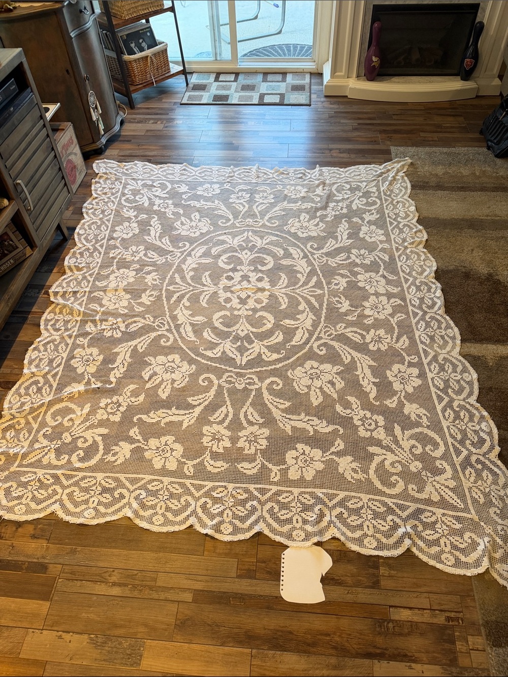 VTG cream-colored filet crochet floral lace tablecloth